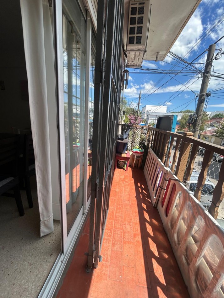 3 Ambientes todo a la calle con balcon / Barrio San Jose / Permuta