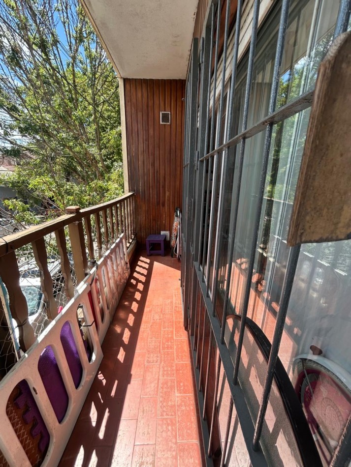 3 Ambientes todo a la calle con balcon / Barrio San Jose / Permuta