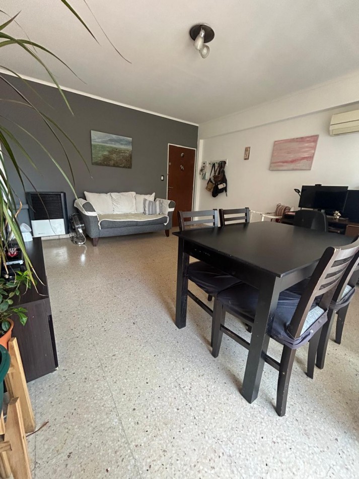 3 Ambientes todo a la calle con balcon / Barrio San Jose / Permuta