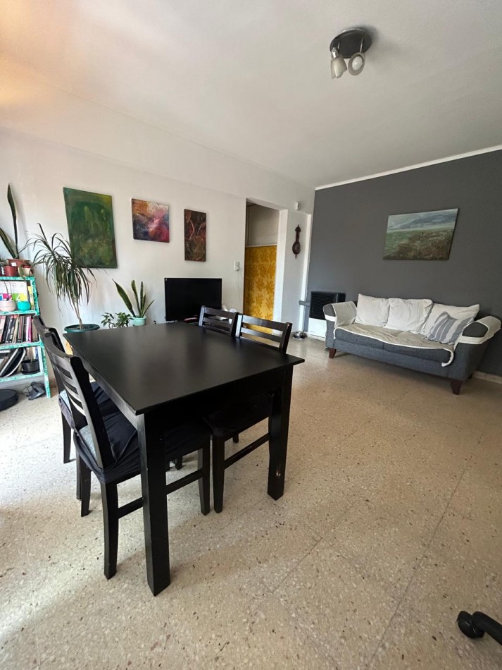 3 Ambientes todo a la calle con balcon / Barrio San Jose / Permuta