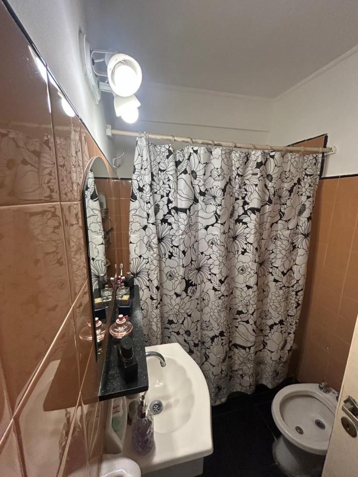 3 Ambientes todo a la calle con balcon / Barrio San Jose / Permuta