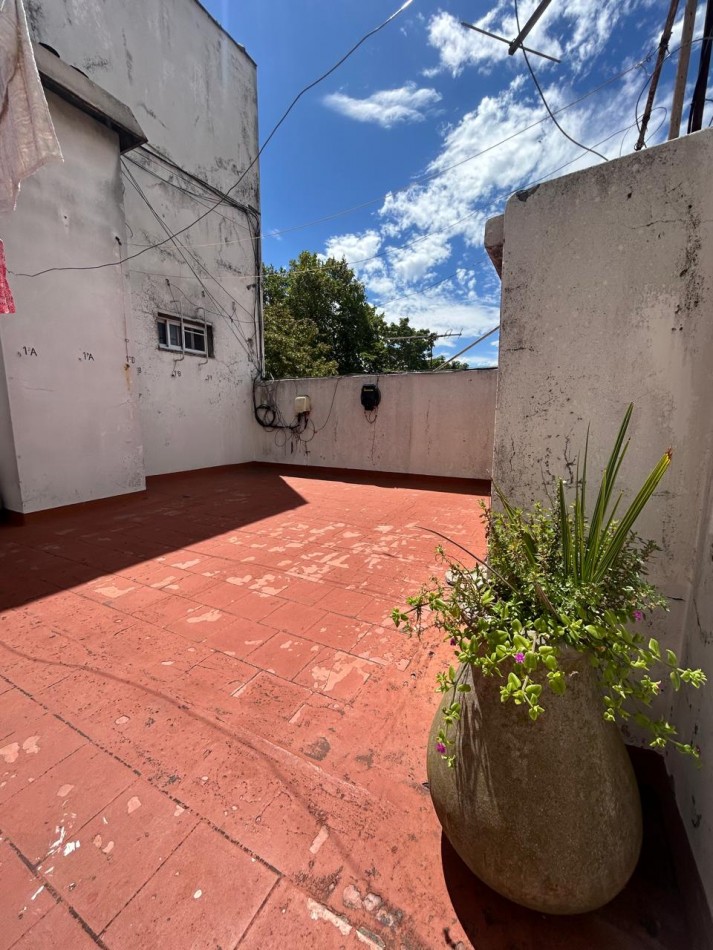 3 Ambientes todo a la calle con balcon / Barrio San Jose / Permuta