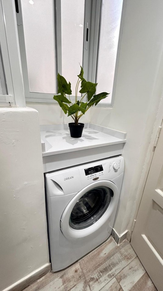 2 Amb.c/Depend. COCHERA. Al frente c/Balcon. Amoblado. Santa Fe y Rivadavia