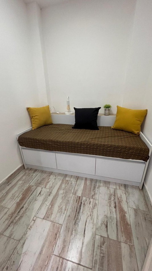 2 Amb.c/Depend. COCHERA. Al frente c/Balcon. Amoblado. Santa Fe y Rivadavia