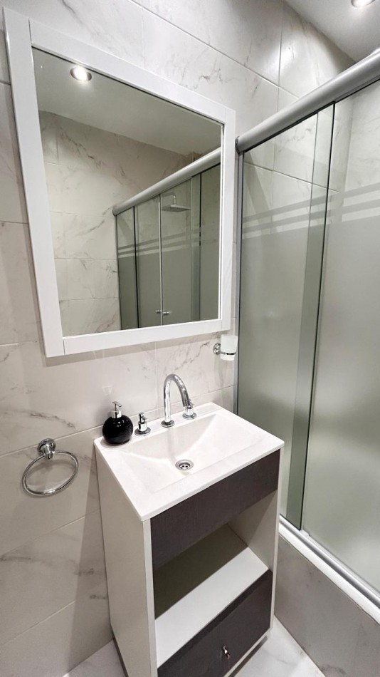 2 Amb.c/Depend. COCHERA. Al frente c/Balcon. Amoblado. Santa Fe y Rivadavia